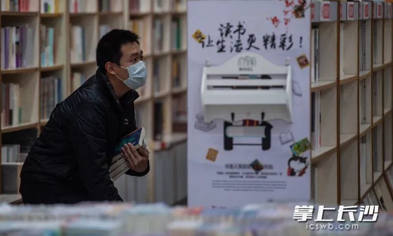 一位顧客正認(rèn)真的挑選書籍圖片